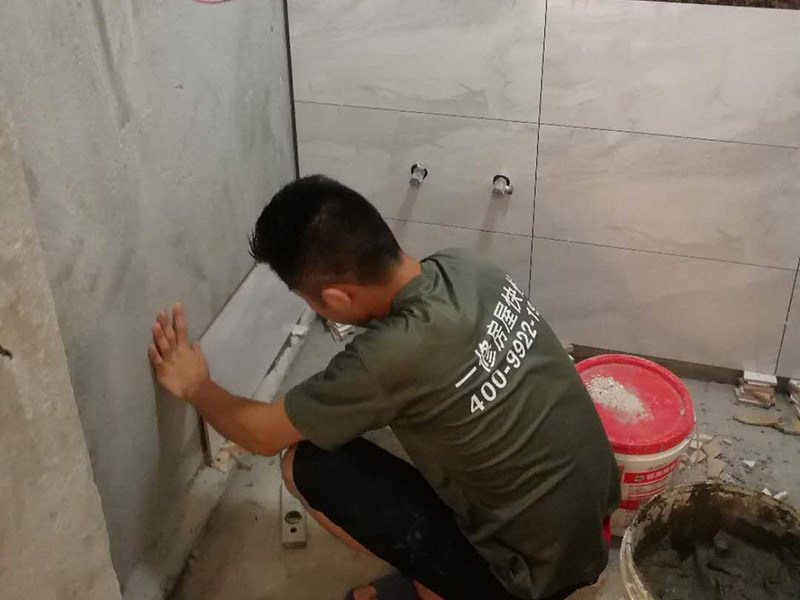 浴室墻磚地磚鋪貼：在鋪貼瓷磚前，我們要先把還沒涂抹水泥的地磚鋪在地上，并敲平，然后在地磚上涂滿水泥，鋪在地面，鋪地磚的過程中要對齊四塊磚的對角位置。   另外，在鋪貼瓷磚時也要講究鋪貼順序，在鋪地磚時應(yīng)從內(nèi)向外貼，有坡度或地漏的地方，要注意排水方向找坡，而墻面磚應(yīng)從下往上貼，底層的瓷磚要最后貼，這樣鋪貼出來才美觀，我們鋪完地磚后還要壓地磚。