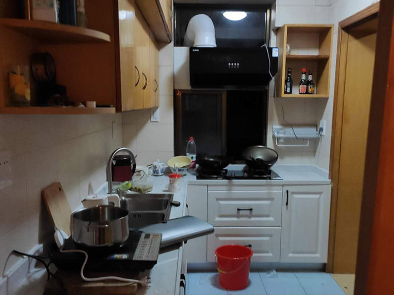 櫥柜拆除重裝：首先臺面是不能直接整體拆除的。在操作的時候需要跟安裝時所搬來部件一樣，先將吊柜一體拆下來然后才能將臺面板拆下來。最后再把柜體拆除。整體拆步驟比較的麻煩，需要有專業人員進行。 1、裝置地柜：這是全體櫥柜裝置程序中的第1步。咱們在進行裝置前應當先進行地上的整理。最常見的地柜外型有L型和U型，咱們應當仔細丈量廚房的尺度，然后找到基準點，做好地柜之間的銜接。 2、裝置吊柜：作為全體櫥柜裝置程序的第2步，咱們要確保吊柜裝置時銜接嚴密，水平線與臺面間隔適中。 3、裝置臺面：臺面的裝置放到第三步是為了削減差錯。 4、裝置五金：廚房用的五金有水龍頭、水槽、開關面板等。 5、裝置灶具：這是全體櫥柜裝置程序中的最終一步，油煙機之類灶具的裝置方位要經過慎重考慮，電源孔巨細要合適。 6、調整柜門：調整門板是為確保柜門縫隙均勻及橫平豎直。地柜進深一般為550毫米，吊柜為300毫米，提示消費者也能夠依據實際情況進行調整。