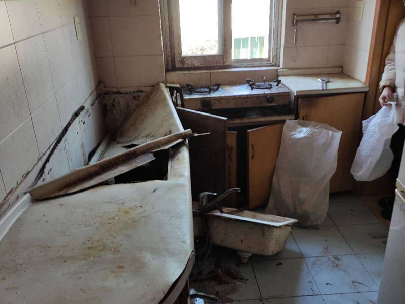 櫥柜拆除重裝：首先臺面是不能直接整體拆除的。在操作的時候需要跟安裝時所搬來部件一樣，先將吊柜一體拆下來然后才能將臺面板拆下來。最后再把柜體拆除。整體拆步驟比較的麻煩，需要有專業人員進行。 1、裝置地柜：這是全體櫥柜裝置程序中的第1步。咱們在進行裝置前應當先進行地上的整理。最常見的地柜外型有L型和U型，咱們應當仔細丈量廚房的尺度，然后找到基準點，做好地柜之間的銜接。 2、裝置吊柜：作為全體櫥柜裝置程序的第2步，咱們要確保吊柜裝置時銜接嚴密，水平線與臺面間隔適中。 3、裝置臺面：臺面的裝置放到第三步是為了削減差錯。 4、裝置五金：廚房用的五金有水龍頭、水槽、開關面板等。 5、裝置灶具：這是全體櫥柜裝置程序中的最終一步，油煙機之類灶具的裝置方位要經過慎重考慮，電源孔巨細要合適。 6、調整柜門：調整門板是為確保柜門縫隙均勻及橫平豎直。地柜進深一般為550毫米，吊柜為300毫米，提示消費者也能夠依據實際情況進行調整。