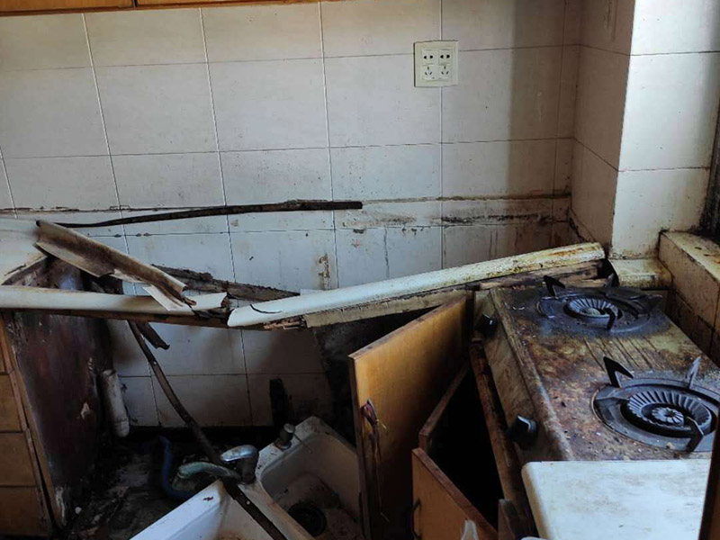 櫥柜拆除重裝：首先臺面是不能直接整體拆除的。在操作的時候需要跟安裝時所搬來部件一樣，先將吊柜一體拆下來然后才能將臺面板拆下來。最后再把柜體拆除。整體拆步驟比較的麻煩，需要有專業人員進行。 1、裝置地柜：這是全體櫥柜裝置程序中的第1步。咱們在進行裝置前應當先進行地上的整理。最常見的地柜外型有L型和U型，咱們應當仔細丈量廚房的尺度，然后找到基準點，做好地柜之間的銜接。 2、裝置吊柜：作為全體櫥柜裝置程序的第2步，咱們要確保吊柜裝置時銜接嚴密，水平線與臺面間隔適中。 3、裝置臺面：臺面的裝置放到第三步是為了削減差錯。 4、裝置五金：廚房用的五金有水龍頭、水槽、開關面板等。 5、裝置灶具：這是全體櫥柜裝置程序中的最終一步，油煙機之類灶具的裝置方位要經過慎重考慮，電源孔巨細要合適。 6、調整柜門：調整門板是為確保柜門縫隙均勻及橫平豎直。地柜進深一般為550毫米，吊柜為300毫米，提示消費者也能夠依據實際情況進行調整。