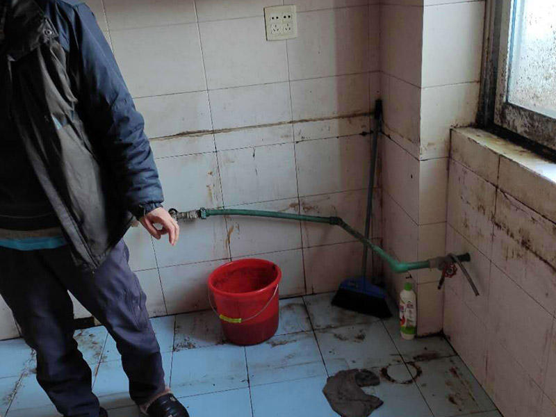 櫥柜拆除重裝：首先臺面是不能直接整體拆除的。在操作的時候需要跟安裝時所搬來部件一樣，先將吊柜一體拆下來然后才能將臺面板拆下來。最后再把柜體拆除。整體拆步驟比較的麻煩，需要有專業人員進行。 1、裝置地柜：這是全體櫥柜裝置程序中的第1步。咱們在進行裝置前應當先進行地上的整理。最常見的地柜外型有L型和U型，咱們應當仔細丈量廚房的尺度，然后找到基準點，做好地柜之間的銜接。 2、裝置吊柜：作為全體櫥柜裝置程序的第2步，咱們要確保吊柜裝置時銜接嚴密，水平線與臺面間隔適中。 3、裝置臺面：臺面的裝置放到第三步是為了削減差錯。 4、裝置五金：廚房用的五金有水龍頭、水槽、開關面板等。 5、裝置灶具：這是全體櫥柜裝置程序中的最終一步，油煙機之類灶具的裝置方位要經過慎重考慮，電源孔巨細要合適。 6、調整柜門：調整門板是為確保柜門縫隙均勻及橫平豎直。地柜進深一般為550毫米，吊柜為300毫米，提示消費者也能夠依據實際情況進行調整。