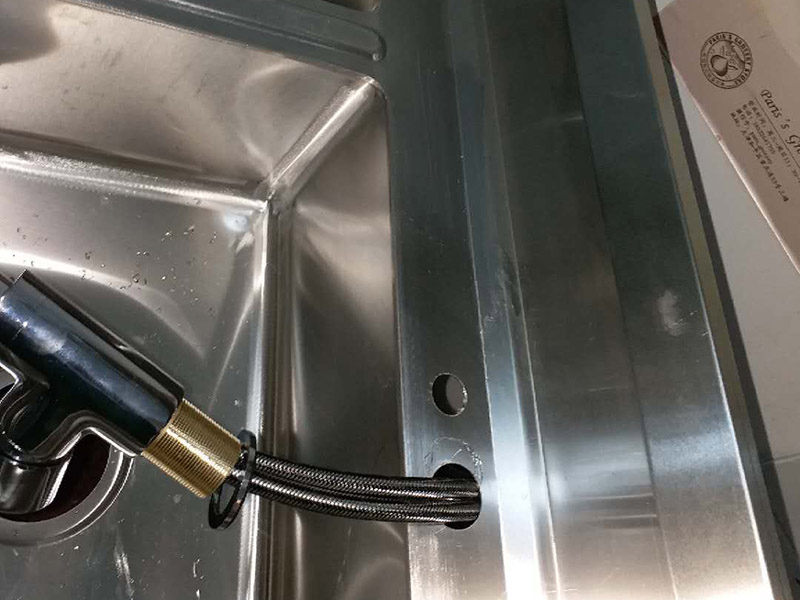 廚房水槽龍頭更換：1、我們都知道，廚房的水龍頭的下方一般都是有一個總的開關的，在更換之前可以先把總的開關關閉，如果，廚房水龍頭的下方沒有總的開關，則需要到外面或者是陽臺水塔把總的開關關閉。總的來說第一步就是關閉總開關，切斷水源。 2、關閉水源開關之后，請到注水管往上找到水龍頭的水管的接口處，需要捏住水管上方的金屬接頭，用力往左右旋轉幾下，把原來舊的水龍頭拆下來。 3、水管拆下來之后放在一旁，這是你會發現，這些水管的接頭處跟管壁都是很臟的，五金店里面也有這樣的管子，可以把原來的舊的管子換掉。因為原來的管子時間長了，會風化，漏水等等，所以趁著換水龍頭之際，也可以把他們換一下。 4、將水管拆掉之后，請用手握住這個歌水龍頭，再往左右旋轉，把水龍頭扭松。 5、把水龍頭扭松之后，就可以輕易的把水龍頭下方的塑料旋鈕拆下來。然后就可以把整個水龍頭都拆下來了。 6、把新的水龍頭直接裝上去就可以了，然后打開總的開關進行測試其使用情況。