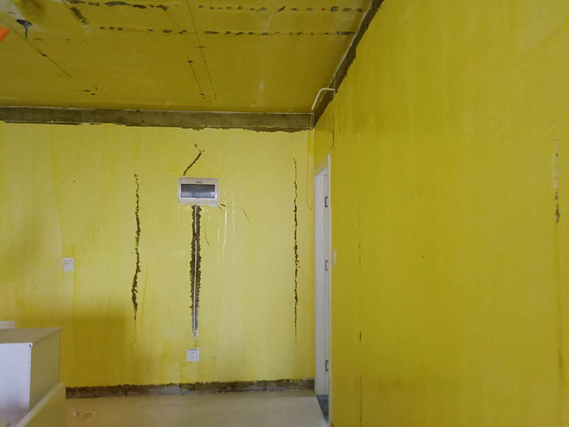 舊墻面翻新刷漆：用鋼刷或鏟刀將墻面鏟平，并清理干凈，直到水泥墻面無浮土為止。這樣做的目的就是為了讓新的乳膠漆與墻面更牢固的粘結(jié)起來。還需要把剝落的底漆清除干凈。若舊墻留有墻紙，撕下來之后難免會(huì)殘留一些膠紙，同時(shí)也需要清除干凈。一般來說，墻面平整度誤差可在3mm。 然后刮膩?zhàn)拥闹饕康木褪菫榱颂钛a(bǔ)墻面，以確保墻面是平整的。然后，在墻面輥一遍混凝土的界面劑，以實(shí)現(xiàn)均勻的效果。等混泥土干燥后，便可開始刮膩?zhàn)恿恕?接著打磨墻面，在打磨之前，必須選用較細(xì)的砂紙。如今比較常用的是400-500號(hào)的砂紙。如果使用較粗的砂紙，會(huì)在墻上留下深的砂痕，即便是刷漆也覆蓋不了。待打磨完了之后，必須徹底清掃一遍墻面，以免粉塵過多而影響墻面漆的黏貼性。　在涂刷底漆時(shí)，一定要做到均勻，保證任何位置都能刷到。若油漆量較大，底漆可適當(dāng)?shù)狞c(diǎn)水，以便均勻的涂刷。