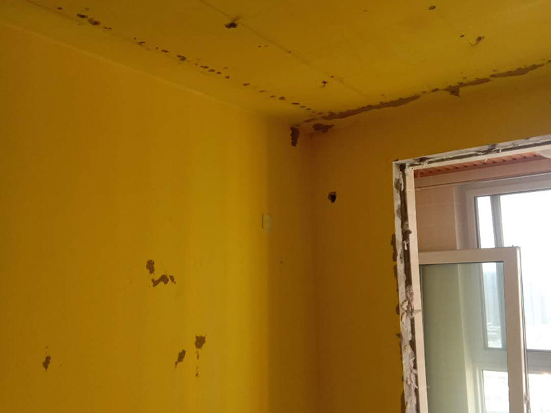 舊墻面翻新刷漆：用鋼刷或鏟刀將墻面鏟平，并清理干凈，直到水泥墻面無浮土為止。這樣做的目的就是為了讓新的乳膠漆與墻面更牢固的粘結(jié)起來。還需要把剝落的底漆清除干凈。若舊墻留有墻紙，撕下來之后難免會(huì)殘留一些膠紙，同時(shí)也需要清除干凈。一般來說，墻面平整度誤差可在3mm。 然后刮膩?zhàn)拥闹饕康木褪菫榱颂钛a(bǔ)墻面，以確保墻面是平整的。然后，在墻面輥一遍混凝土的界面劑，以實(shí)現(xiàn)均勻的效果。等混泥土干燥后，便可開始刮膩?zhàn)恿恕?接著打磨墻面，在打磨之前，必須選用較細(xì)的砂紙。如今比較常用的是400-500號(hào)的砂紙。如果使用較粗的砂紙，會(huì)在墻上留下深的砂痕，即便是刷漆也覆蓋不了。待打磨完了之后，必須徹底清掃一遍墻面，以免粉塵過多而影響墻面漆的黏貼性。　在涂刷底漆時(shí)，一定要做到均勻，保證任何位置都能刷到。若油漆量較大，底漆可適當(dāng)?shù)狞c(diǎn)水，以便均勻的涂刷。