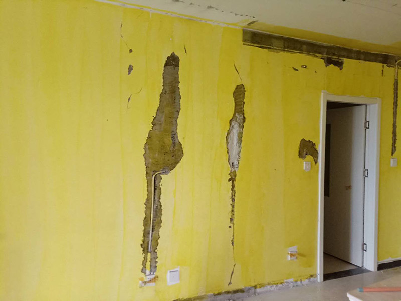 舊墻面翻新刷漆：用鋼刷或鏟刀將墻面鏟平，并清理干凈，直到水泥墻面無浮土為止。這樣做的目的就是為了讓新的乳膠漆與墻面更牢固的粘結(jié)起來。還需要把剝落的底漆清除干凈。若舊墻留有墻紙，撕下來之后難免會(huì)殘留一些膠紙，同時(shí)也需要清除干凈。一般來說，墻面平整度誤差可在3mm。 然后刮膩?zhàn)拥闹饕康木褪菫榱颂钛a(bǔ)墻面，以確保墻面是平整的。然后，在墻面輥一遍混凝土的界面劑，以實(shí)現(xiàn)均勻的效果。等混泥土干燥后，便可開始刮膩?zhàn)恿恕?接著打磨墻面，在打磨之前，必須選用較細(xì)的砂紙。如今比較常用的是400-500號(hào)的砂紙。如果使用較粗的砂紙，會(huì)在墻上留下深的砂痕，即便是刷漆也覆蓋不了。待打磨完了之后，必須徹底清掃一遍墻面，以免粉塵過多而影響墻面漆的黏貼性。　在涂刷底漆時(shí)，一定要做到均勻，保證任何位置都能刷到。若油漆量較大，底漆可適當(dāng)?shù)狞c(diǎn)水，以便均勻的涂刷。