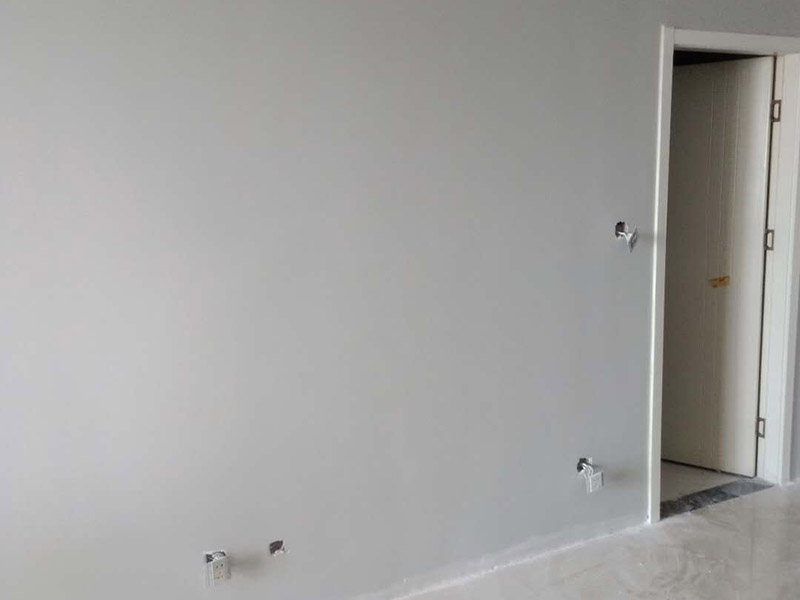 舊墻面翻新刷漆：用鋼刷或鏟刀將墻面鏟平，并清理干凈，直到水泥墻面無浮土為止。這樣做的目的就是為了讓新的乳膠漆與墻面更牢固的粘結(jié)起來。還需要把剝落的底漆清除干凈。若舊墻留有墻紙，撕下來之后難免會(huì)殘留一些膠紙，同時(shí)也需要清除干凈。一般來說，墻面平整度誤差可在3mm。 然后刮膩?zhàn)拥闹饕康木褪菫榱颂钛a(bǔ)墻面，以確保墻面是平整的。然后，在墻面輥一遍混凝土的界面劑，以實(shí)現(xiàn)均勻的效果。等混泥土干燥后，便可開始刮膩?zhàn)恿恕?接著打磨墻面，在打磨之前，必須選用較細(xì)的砂紙。如今比較常用的是400-500號(hào)的砂紙。如果使用較粗的砂紙，會(huì)在墻上留下深的砂痕，即便是刷漆也覆蓋不了。待打磨完了之后，必須徹底清掃一遍墻面，以免粉塵過多而影響墻面漆的黏貼性。　在涂刷底漆時(shí)，一定要做到均勻，保證任何位置都能刷到。若油漆量較大，底漆可適當(dāng)?shù)狞c(diǎn)水，以便均勻的涂刷。