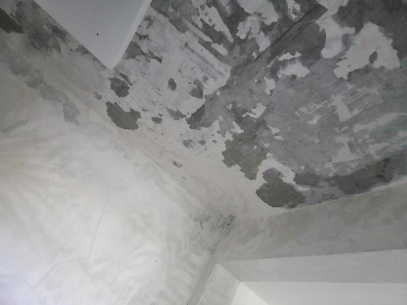全屋墻面鏟除翻新：舊墻面在翻新前一定要做墻面基底處理，粉化嚴重的要全部鏟除，鏟除后抹上一層白水泥，原來墻面過于光滑、刷過油漆的鏟除后還要做打磨處理，把粘結不牢的表皮去掉，便于新涂料和墻體粘結。墻面底漆的作用是抗堿防潮、封固基材、保護面漆，提高面漆的質感和遮蓋力，對于老房翻新，墻面一定要做底漆，如果沒有刷底漆就直接上面漆的話，時間一長墻面容易起泡、發霉，太陽照曬時間長了也容易變色。已經上好面漆的墻面要修補會比較麻煩，容易產生色差，材料的使用時間不同，質量也難以保證，很難達到理想效果。 所以墻面的修補最好是整塊墻面，或是盡可能地選擇較大面積進行修補，這樣可以盡量避免產生色差，修補后的質量也更好。