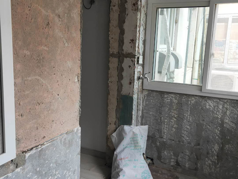 陽臺改造前后對比：地板進水后會嚴重變形，陽臺與客廳地板直接相連，并且陽臺上一般都有洗衣機，如果洗衣機的出水漫出來，就會泡爛地板，使之變形，所以陽臺肯定要做好防水和地漏，做防水前先找平，待水泥干透后再做，防水材料至少要涂3遍。在安裝地板時，地板與門檻和墻壁之間會留有一定的空隙，這個空隙間可以填充一些硅膠，加以隔離，并且空隙要稍大點，以避免陽臺的水氣湛到地板上，引起發霉、變黑現象。地板邊上縫隙不好看，要安裝上壓條就能遮蓋了。地板壓條有金黃色的銅質、白色的鋁質、顏色豐富的木質，建議選擇銅質的，雖然貴點，但是比較厚實，也比較耐用。