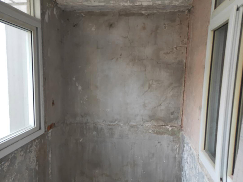 陽臺改造前后對比：地板進水后會嚴重變形，陽臺與客廳地板直接相連，并且陽臺上一般都有洗衣機，如果洗衣機的出水漫出來，就會泡爛地板，使之變形，所以陽臺肯定要做好防水和地漏，做防水前先找平，待水泥干透后再做，防水材料至少要涂3遍。在安裝地板時，地板與門檻和墻壁之間會留有一定的空隙，這個空隙間可以填充一些硅膠，加以隔離，并且空隙要稍大點，以避免陽臺的水氣湛到地板上，引起發霉、變黑現象。地板邊上縫隙不好看，要安裝上壓條就能遮蓋了。地板壓條有金黃色的銅質、白色的鋁質、顏色豐富的木質，建議選擇銅質的，雖然貴點，但是比較厚實，也比較耐用。