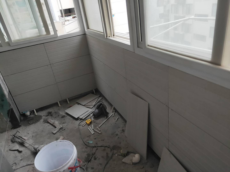 陽臺改造前后對比：地板進水后會嚴重變形，陽臺與客廳地板直接相連，并且陽臺上一般都有洗衣機，如果洗衣機的出水漫出來，就會泡爛地板，使之變形，所以陽臺肯定要做好防水和地漏，做防水前先找平，待水泥干透后再做，防水材料至少要涂3遍。在安裝地板時，地板與門檻和墻壁之間會留有一定的空隙，這個空隙間可以填充一些硅膠，加以隔離，并且空隙要稍大點，以避免陽臺的水氣湛到地板上，引起發霉、變黑現象。地板邊上縫隙不好看，要安裝上壓條就能遮蓋了。地板壓條有金黃色的銅質、白色的鋁質、顏色豐富的木質，建議選擇銅質的，雖然貴點，但是比較厚實，也比較耐用。