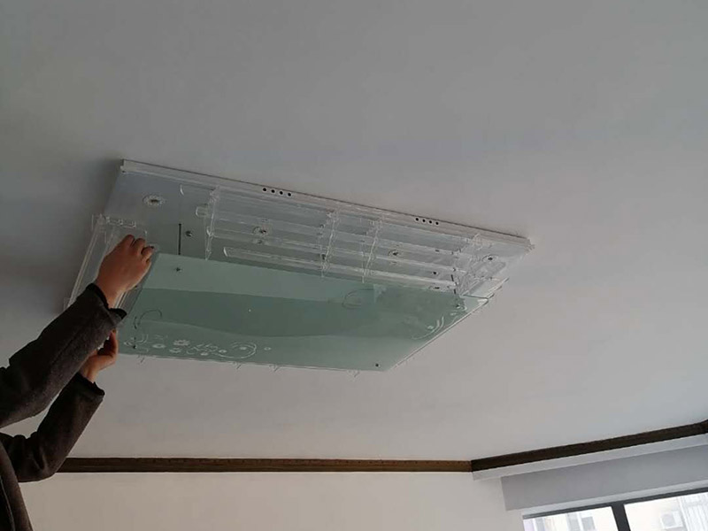 客廳吸頂燈安裝：拆開包裝，先把底座上自帶的一點線頭去掉，再把燈管取出來，把底座放到位置上，畫好孔的位置。按照吸頂燈的安裝孔位，在天花上打眼，在打好眼的地方打入膠體，用以固定螺絲。把底座放上去，轉個角度，帶緊螺絲接線，把燈管再裝回，然后再把燈罩蓋好。