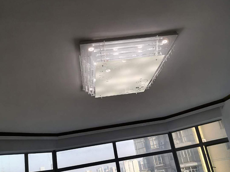 客廳吸頂燈安裝：拆開包裝，先把底座上自帶的一點線頭去掉，再把燈管取出來，把底座放到位置上，畫好孔的位置。按照吸頂燈的安裝孔位，在天花上打眼，在打好眼的地方打入膠體，用以固定螺絲。把底座放上去，轉個角度，帶緊螺絲接線，把燈管再裝回，然后再把燈罩蓋好。