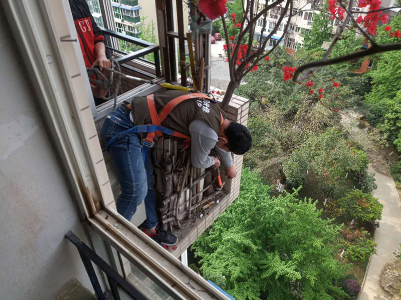 陽臺植物拆除:將陽臺和客廳打通。很多人想擴大自家客廳面積，改善采光情況，因此就選擇打通陽臺和客廳，這并不是完全不行的，但是要考慮戶型的實際情況。有的戶型陽臺的墻是用來抗震的，如果拆掉，短期看不出問題，但是長期使用必然會影響房子的承載能力，遇到嚴重災禍的時候，就完全無法抵抗了。