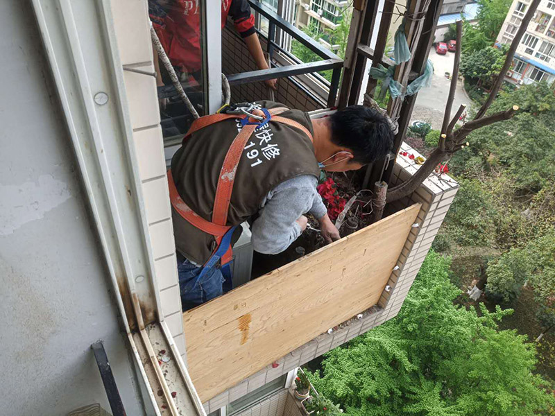 陽臺植物拆除:將陽臺和客廳打通。很多人想擴大自家客廳面積，改善采光情況，因此就選擇打通陽臺和客廳，這并不是完全不行的，但是要考慮戶型的實際情況。有的戶型陽臺的墻是用來抗震的，如果拆掉，短期看不出問題，但是長期使用必然會影響房子的承載能力，遇到嚴重災禍的時候，就完全無法抵抗了。