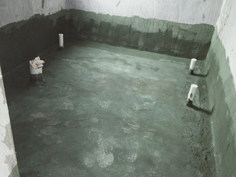 廁所刷防水：施工前確保工地干凈、干燥，防水涂料要涂滿，無(wú)遺漏，與基層結(jié)合牢固，無(wú)裂紋，無(wú)氣泡，無(wú)脫落現(xiàn)象。涂刷高度一致，厚度要達(dá)到產(chǎn)品規(guī)定要求。注意第一、第二遍防水涂料間需要有一定時(shí)間間隔，待第一遍涂料干透后才能進(jìn)行第二遍，具體時(shí)間視涂料而定。間隔時(shí)間太短，防水的效果會(huì)大打折扣。閉水試驗(yàn)時(shí)，地面最高點(diǎn)的水不能低于2厘米，保存至少24小時(shí)，觀察無(wú)滲漏現(xiàn)象后方算合格。如有滲漏，需重做，且莫不能疏忽大意。