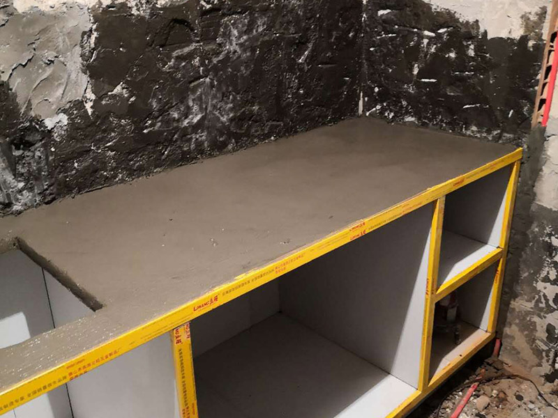 廚房櫥柜安裝：一般師傅進場會先對廚房進行初步的，打掃清理堆放的垃圾等物品方便施工。認證負責的師傅還會用抹布等擦拭地柜吊柜遮擋部分的瓷磚（也可以安裝擺放時候同步進行）。然后拆包裝分出中臺板門板等分類擺放，會把拆開的包裝紙板鋪放在要地面，在上面組裝柜體不會劃傷瓷磚及柜體。吊柜地柜組裝完畢就可以按照圖紙擺放地柜，如果是L型或者U型，要先確定兩邊的柜子位置，最后用轉角柜來調整距離，因為設計師在設計時會對轉角柜和墻面尺寸做預留，轉角柜上面的調整板就是用來調整誤差尺寸的。擺放好就可以調整水平了，現在使用水平儀來調整居多，個人覺得水平尺更好的調整，水平儀更方便快捷。調整好就可以調整柜子位置開關插座開孔，連接柜體后就可以安裝吊柜了，安裝吊柜如果有高柜和臺上柜盡量高度一樣，個別情況出外。吊柜高度按照客戶身高及使用習慣來確定。