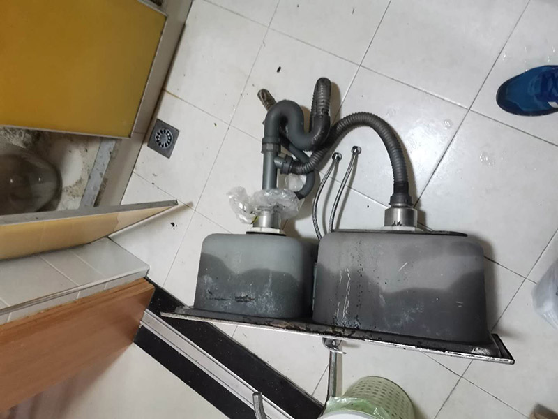 水槽下水管維修：首先，要檢查地板和屋頂是否有漏水的縫隙，廚衛地面也要做蓄水相關的實驗，確定不漏水之后，再檢查水管及配件是否有破損、是否牢固。安裝溢水孔的下水管。溢水孔是避免水槽向外溢水的保護孔，所以要注意其與槽體銜接處的密封性，確保溢水孔的下水管自身不漏水。安裝過濾籃的下水管。濾籃的下水管在安裝時，要注意下水管和槽體之間的銜接，切忌不牢固、密封不嚴。安裝整體的排水管。當遇到兩個過濾籃的水槽，且兩個下水管之間的距離有近遠，就需要對水管進行切割作業，要十分留意的是每個接口的密封性。水槽放入臺面后，需要在槽體和臺面間安裝配套的掛片，將水槽安裝牢固，以避免那些細小的空隙導致槽體左右搖晃。進行排水實驗。等到基本安裝完成后，再將過濾籃也安裝好，就開始進行排水實驗。具體為先將水槽放滿水，測試兩個過濾籃下水及溢水孔下水的排水狀態，若發現有滲水現象，應馬上返工。
