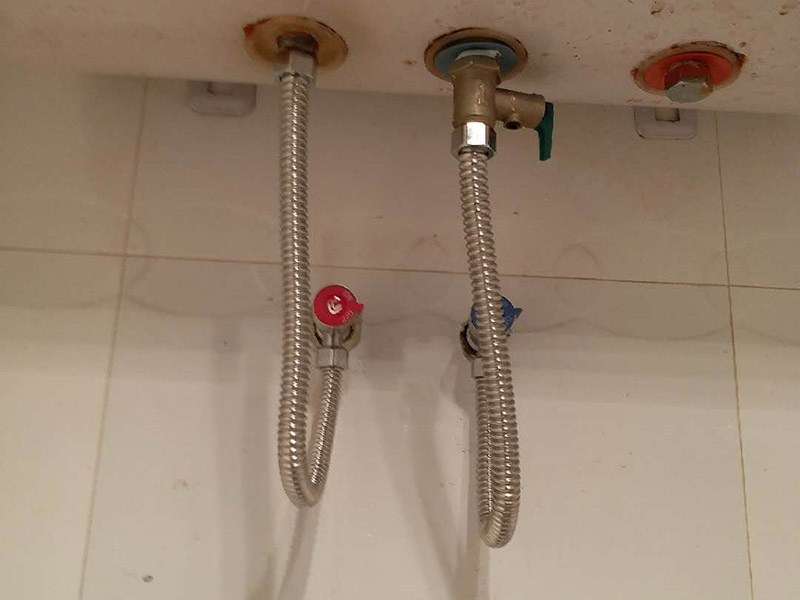 取斷絲安角閥：安裝前，應將水管用水疏通一次，確認水管內無垃圾及殘渣，以免影響通水。 2.注意纏繞方向，以角閥為例，角閥在擰進墻里內絲螺紋的時候，是向右順時針旋轉的，那我們在角閥上纏剩料帶的方向就是向左逆時針纏繞，這樣擰角閥的時候會越擰越緊，不會松脫。 3.纏的時候要拉緊生料帶，讓生料帶緊密貼附在螺紋上，盡量緊，不要纏松了，纏完要用手轉圈壓緊，也可以一邊壓緊一邊纏。 4.至于纏繞“幾層”沒有硬性規定，以能旋緊、不滲漏為準，但根據經驗，通常需要纏繞十幾圈以上才能保證密封效果。 5.擰螺紋的時候不要往死里擰，由著點勁，并不一定非要擰到實在擰不動才不漏，只要擰的時候手感能吃上勁就可以。