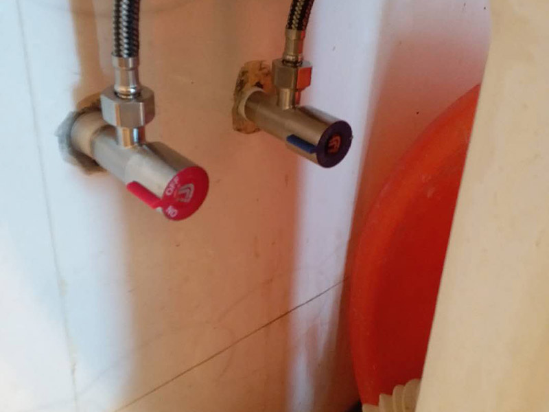 取斷絲安角閥：安裝前，應將水管用水疏通一次，確認水管內無垃圾及殘渣，以免影響通水。 2.注意纏繞方向，以角閥為例，角閥在擰進墻里內絲螺紋的時候，是向右順時針旋轉的，那我們在角閥上纏剩料帶的方向就是向左逆時針纏繞，這樣擰角閥的時候會越擰越緊，不會松脫。 3.纏的時候要拉緊生料帶，讓生料帶緊密貼附在螺紋上，盡量緊，不要纏松了，纏完要用手轉圈壓緊，也可以一邊壓緊一邊纏。 4.至于纏繞“幾層”沒有硬性規定，以能旋緊、不滲漏為準，但根據經驗，通常需要纏繞十幾圈以上才能保證密封效果。 5.擰螺紋的時候不要往死里擰，由著點勁，并不一定非要擰到實在擰不動才不漏，只要擰的時候手感能吃上勁就可以。