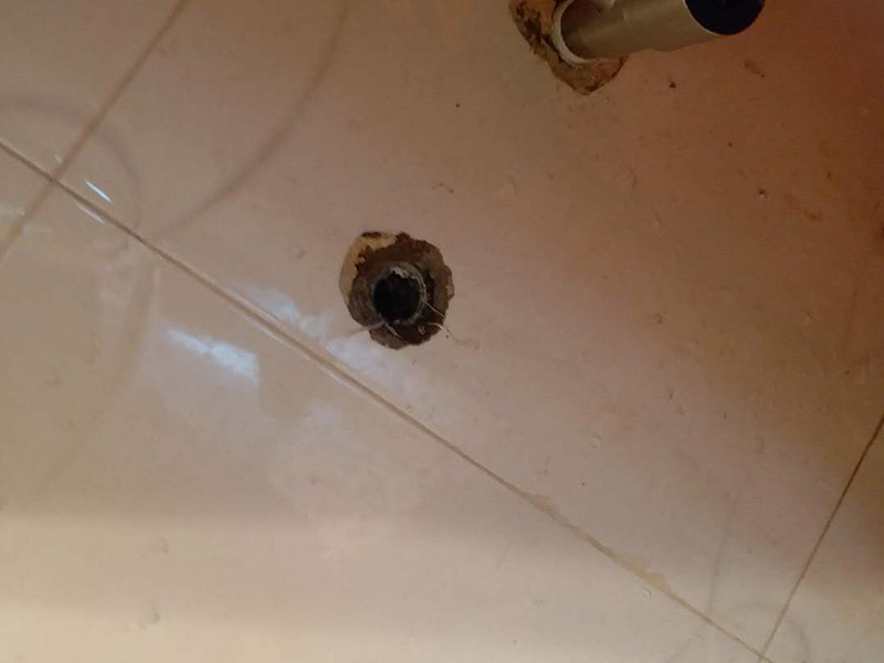 取斷絲安角閥：安裝前，應將水管用水疏通一次，確認水管內無垃圾及殘渣，以免影響通水。 2.注意纏繞方向，以角閥為例，角閥在擰進墻里內絲螺紋的時候，是向右順時針旋轉的，那我們在角閥上纏剩料帶的方向就是向左逆時針纏繞，這樣擰角閥的時候會越擰越緊，不會松脫。 3.纏的時候要拉緊生料帶，讓生料帶緊密貼附在螺紋上，盡量緊，不要纏松了，纏完要用手轉圈壓緊，也可以一邊壓緊一邊纏。 4.至于纏繞“幾層”沒有硬性規定，以能旋緊、不滲漏為準，但根據經驗，通常需要纏繞十幾圈以上才能保證密封效果。 5.擰螺紋的時候不要往死里擰，由著點勁，并不一定非要擰到實在擰不動才不漏，只要擰的時候手感能吃上勁就可以。