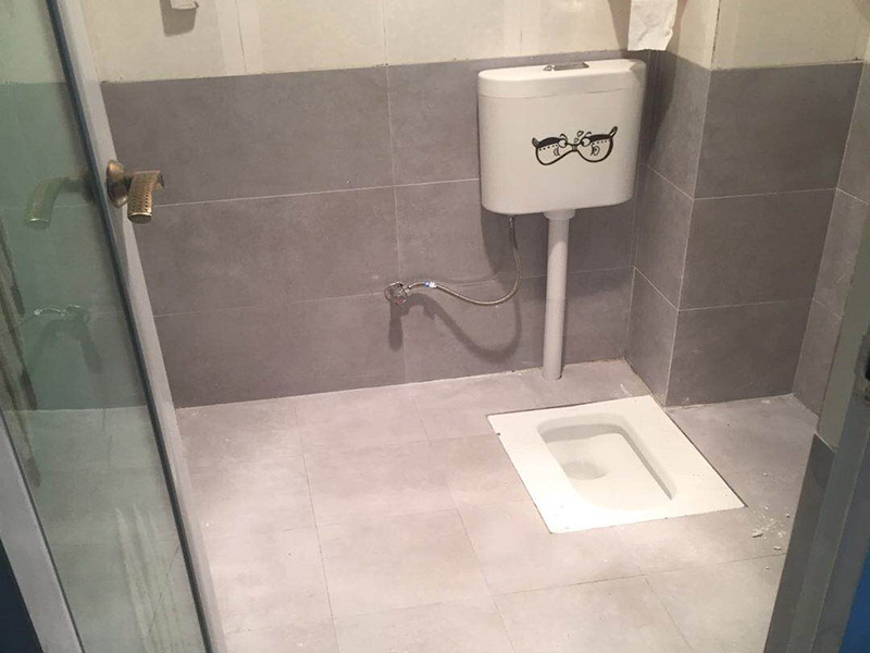 衛生間墻面貼磚：1、 衛生間墻面在施工前清理墻面的各類污物，用泥刀先批墻，后用水泥漿找平，防止瓷磚貼后有空鼓現象。 2、 衛生間內會防止抽風機、安裝吊頂等，所以高度要特別注意，其次是墻磚與地磚的尺寸要互相對應，不能有太大的差異，最后根據高度、尺寸與整體效果來確定鋪貼方法，如果統一墻面瓷磚不同，大尺寸瓷磚從下往上貼，小尺寸從上往下貼。