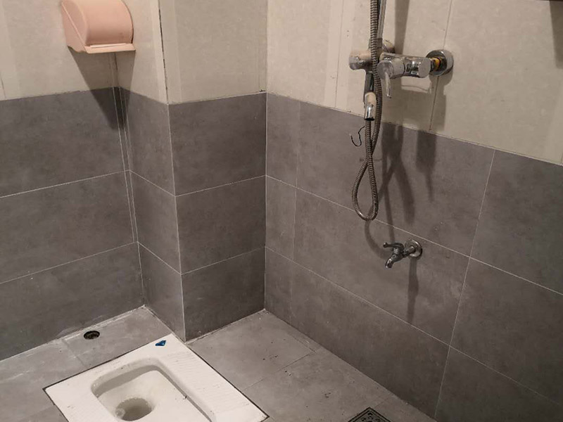 衛生間墻面貼磚：1、 衛生間墻面在施工前清理墻面的各類污物，用泥刀先批墻，后用水泥漿找平，防止瓷磚貼后有空鼓現象。 2、 衛生間內會防止抽風機、安裝吊頂等，所以高度要特別注意，其次是墻磚與地磚的尺寸要互相對應，不能有太大的差異，最后根據高度、尺寸與整體效果來確定鋪貼方法，如果統一墻面瓷磚不同，大尺寸瓷磚從下往上貼，小尺寸從上往下貼。