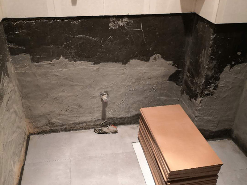 衛生間墻面貼磚：1、 衛生間墻面在施工前清理墻面的各類污物，用泥刀先批墻，后用水泥漿找平，防止瓷磚貼后有空鼓現象。 2、 衛生間內會防止抽風機、安裝吊頂等，所以高度要特別注意，其次是墻磚與地磚的尺寸要互相對應，不能有太大的差異，最后根據高度、尺寸與整體效果來確定鋪貼方法，如果統一墻面瓷磚不同，大尺寸瓷磚從下往上貼，小尺寸從上往下貼。