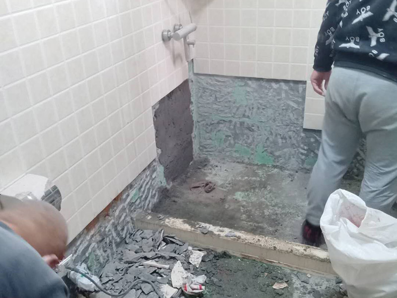 衛(wèi)生間重新做防水：我們在刷涂料前，要保證衛(wèi)生間的干凈，干燥。防水涂料要刷全面，與基層結(jié)合牢固，不會出現(xiàn)氣泡，脫落等問題。我們涂刷時，要由下至上，先墻后地涂刷。一般來說，衛(wèi)生間的防水要做到180厘米，非淋浴墻面防水不能低于35厘米。小編建議防水統(tǒng)一做到180厘米。刷涂料不僅要注意高度，還有注意涂刷的厚度，國家規(guī)定防水涂料要涂到1.5毫米厚。防水涂料是要刷兩遍，第二遍涂料是要等第一遍涂料干透之后才能開始刷。