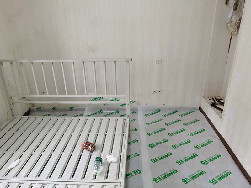 臥室墻面重新粉刷：整理墻面。用鏟刀鏟除墻面已松動的膩子層，無法用鏟刀鏟除的膩子層，用小錘子悄悄敲擊，如果沒有空鼓聲音，而且敲后仍不松動的可以保留原有的基層。清洗墻面外表的浮塵和油污等。用耐膩子對局部損壞部位進行修補完好。涂刷底漆(糯米圖植物涂料直接上底料，不需要膩子層)，待膩子層干燥固化后，涂刷1-2遍底漆。涂刷面漆。待底漆徹底干燥后，涂刷兩遍面漆。涂料涂刷時不能過量兌水，尤其是深色彩的涂料，兌水過多也許致使浮色發花等不良現象。