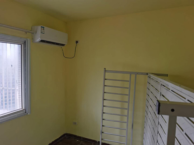 臥室墻面重新粉刷：整理墻面。用鏟刀鏟除墻面已松動的膩子層，無法用鏟刀鏟除的膩子層，用小錘子悄悄敲擊，如果沒有空鼓聲音，而且敲后仍不松動的可以保留原有的基層。清洗墻面外表的浮塵和油污等。用耐膩子對局部損壞部位進行修補完好。涂刷底漆(糯米圖植物涂料直接上底料，不需要膩子層)，待膩子層干燥固化后，涂刷1-2遍底漆。涂刷面漆。待底漆徹底干燥后，涂刷兩遍面漆。涂料涂刷時不能過量兌水，尤其是深色彩的涂料，兌水過多也許致使浮色發花等不良現象。