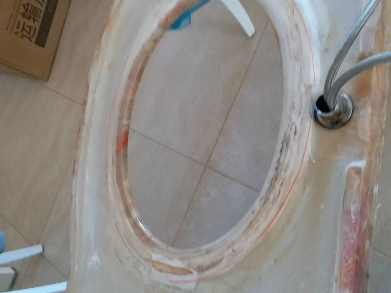 臺盆更換維修：1、出現水龍并沒有出水口漏水：當水龍頭內的軸心墊片磨損會出現這種情況。解決辦法：根據水龍頭的大小選擇對應的鉗子將水龍頭壓蓋旋開，并用夾 子取出磨損的軸心墊片，再換上新的輔以墊片即可解決該問題。 2.水龍頭接管的接合處出現漏水：檢查下接管處的螺帽是否松掉。解決辦法，將螺帽擰緊或者換上新的U型密封墊. 3、龍頭拴下部縫隙漏水原因：那是因為壓蓋內的三角密封墊磨損所引起。你可以將螺絲轉松取下拴頭，接著將壓蓋弄松取下，然后將壓蓋內側三角密封 店取出，換上新的即可。