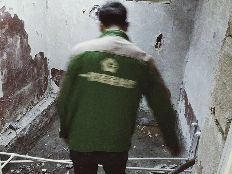 廚衛(wèi)改造排水管：一、下水管道改造刷膠時(shí)，一定更要將接口處的渣土清理干凈，并將管件的內(nèi)圓和管道的外圓涂上膠水，這一工序至關(guān)重要，如果沒有合理施工可能會(huì)導(dǎo)致下水管漏水。 二、整棟樓房的下水管道都必須安裝排氣口，并且要記得在最高處設(shè)計(jì)一個(gè)排氣孔，否則到了夏天下水管道中的腐爛物會(huì)發(fā)酵，不僅臭氣熏天，還會(huì)對(duì)健康產(chǎn)生不利。 三、安裝下水管時(shí)必須掌握好坡度，一般進(jìn)水口應(yīng)高于出水口，坡度比沒有嚴(yán)格要求但要注意下水管道安裝之后不能抬高地面。 四、記得加防臭彎頭，進(jìn)行下水管改造時(shí)要事先與樓下住戶協(xié)商，從樓下開始施工，否則會(huì)難以加防臭彎頭。如果不加防臭彎頭的話，臭味很容易通過管道進(jìn)入室內(nèi)。