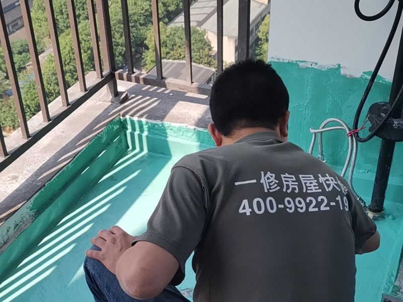 陽(yáng)臺(tái)防水施工：先用鏟刀和笤帚及工具將陽(yáng)臺(tái)基層表面的突起物、砂漿和疙瘩等鏟除并將塵土雜物清掃干凈，對(duì)陰陽(yáng)角、管根、地漏等部位應(yīng)認(rèn)真清理。 對(duì)陽(yáng)臺(tái)地漏、管根、陰陽(yáng)角等易發(fā)生漏水的部位，應(yīng)進(jìn)行特殊加強(qiáng)處理。 細(xì)部附加層：在地漏、管根、陰陽(yáng)角和出入口等易發(fā)生漏水的薄弱部位，可增加一層剛性防水，剛性防水寬度應(yīng)不小于100mm，搭接寬度應(yīng)不小于100mm。然后涂刷家裝專用防水涂料。 將配制好的防水涂料均勻涂刷在基層表面，涂刷量以0.8—1.0kg/㎡每遍為宜，直至防水合格為止，家裝防水要求一般為1.0mm左右。