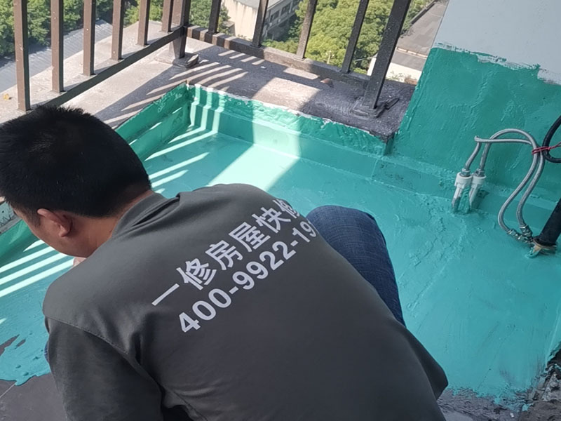 陽(yáng)臺(tái)防水施工：先用鏟刀和笤帚及工具將陽(yáng)臺(tái)基層表面的突起物、砂漿和疙瘩等鏟除并將塵土雜物清掃干凈，對(duì)陰陽(yáng)角、管根、地漏等部位應(yīng)認(rèn)真清理。 對(duì)陽(yáng)臺(tái)地漏、管根、陰陽(yáng)角等易發(fā)生漏水的部位，應(yīng)進(jìn)行特殊加強(qiáng)處理。 細(xì)部附加層：在地漏、管根、陰陽(yáng)角和出入口等易發(fā)生漏水的薄弱部位，可增加一層剛性防水，剛性防水寬度應(yīng)不小于100mm，搭接寬度應(yīng)不小于100mm。然后涂刷家裝專用防水涂料。 將配制好的防水涂料均勻涂刷在基層表面，涂刷量以0.8—1.0kg/㎡每遍為宜，直至防水合格為止，家裝防水要求一般為1.0mm左右。