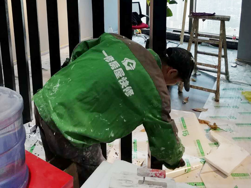 隔斷油漆翻新：首先用粗砂紙把需要刷油漆的地方都打磨一遍，注意轉(zhuǎn)角的地方不要打磨的太厲害，然后用布沾水，弄成半濕狀，把剛打磨完的粉末都擦干凈。拿細(xì)砂紙?jiān)僦匦麓蚰ヒ槐椋瑯右⒁廪D(zhuǎn)角處。再用沾水布把粉末清理干凈。就可以開始刷漆，刷漆的規(guī)則是從上到下，從左到右。