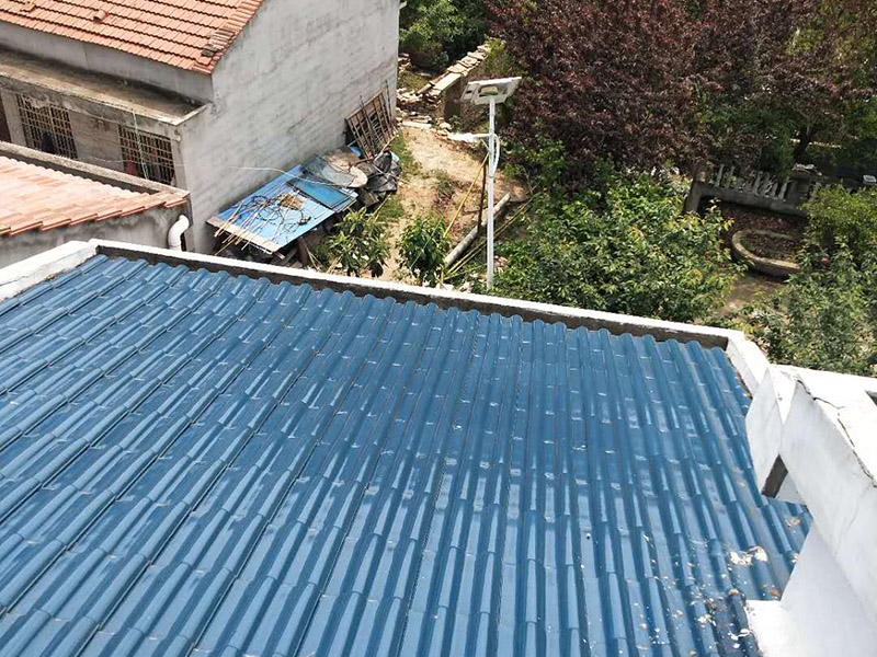 屋檐漏水維修：如果屋頂以前沒有做過防水，是新的水泥樓頂，那最好全面的做一次整體防水。選擇質量較好的聚酯防水涂料或者聚酯防水卷材。如果以前做過防水，且時間較久，那么可能防水層已經基本失去作用了，只能重新再做一遍。 先清理基面、找平層至混凝土結構層（注意事項一定要打到原混凝土結構層）。用吹風機、掃把清理雜物，基面充分濕潤。然后填平裂縫、封閉裂縫、并且用砂漿找平。 接下來就是用聚酯防水涂刷，涂覆要盡量均勻，不能局部沉積，各層之間的時間間隔以前一層涂膜干固不粘手為準。基面要求平整、牢固、干凈、無明水、無滲漏、凹凸不平及裂縫處須 先找平，陰陽角應做成圓弧角，注意不要有空鼓的現象。