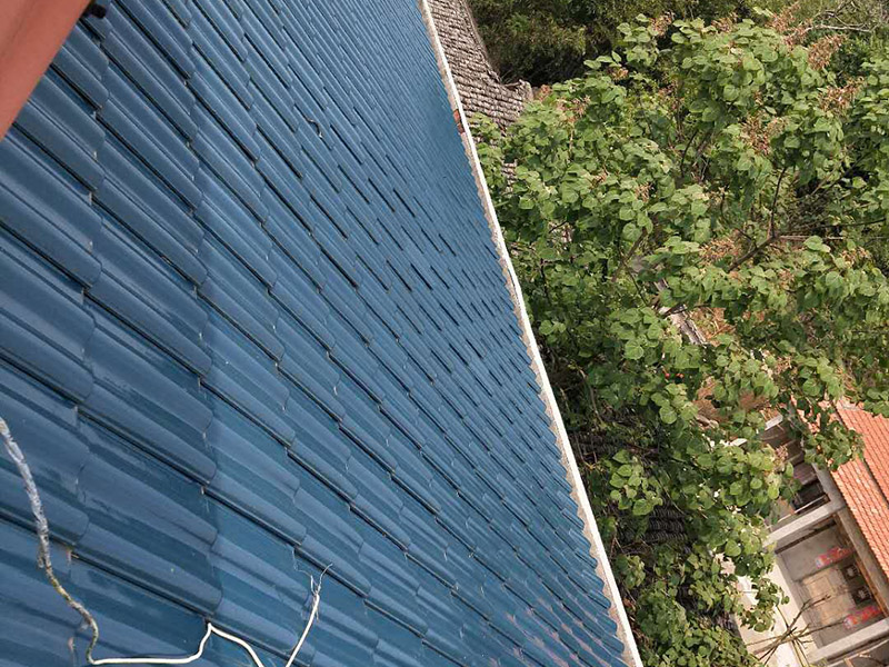 屋檐漏水維修：如果屋頂以前沒有做過防水，是新的水泥樓頂，那最好全面的做一次整體防水。選擇質量較好的聚酯防水涂料或者聚酯防水卷材。如果以前做過防水，且時間較久，那么可能防水層已經基本失去作用了，只能重新再做一遍。 先清理基面、找平層至混凝土結構層（注意事項一定要打到原混凝土結構層）。用吹風機、掃把清理雜物，基面充分濕潤。然后填平裂縫、封閉裂縫、并且用砂漿找平。 接下來就是用聚酯防水涂刷，涂覆要盡量均勻，不能局部沉積，各層之間的時間間隔以前一層涂膜干固不粘手為準。基面要求平整、牢固、干凈、無明水、無滲漏、凹凸不平及裂縫處須 先找平，陰陽角應做成圓弧角，注意不要有空鼓的現象。