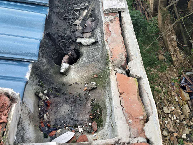 屋檐漏水維修：如果屋頂以前沒有做過防水，是新的水泥樓頂，那最好全面的做一次整體防水。選擇質量較好的聚酯防水涂料或者聚酯防水卷材。如果以前做過防水，且時間較久，那么可能防水層已經基本失去作用了，只能重新再做一遍。 先清理基面、找平層至混凝土結構層（注意事項一定要打到原混凝土結構層）。用吹風機、掃把清理雜物，基面充分濕潤。然后填平裂縫、封閉裂縫、并且用砂漿找平。 接下來就是用聚酯防水涂刷，涂覆要盡量均勻，不能局部沉積，各層之間的時間間隔以前一層涂膜干固不粘手為準。基面要求平整、牢固、干凈、無明水、無滲漏、凹凸不平及裂縫處須 先找平，陰陽角應做成圓弧角，注意不要有空鼓的現象。