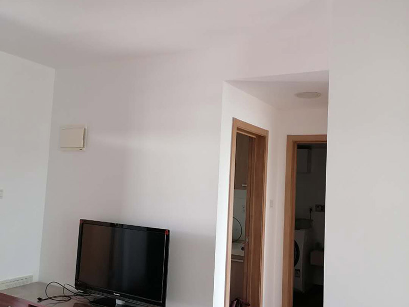 全屋墻面翻新：無法搬移或者不搬移的物品，應采用專業材料和遮蔽保護膜進行現場遮蔽，家里的每一件物品，包括地板、衣柜、電器、燈具、門窗、開關等，都應進行保護，保證施工后依然潔凈如新。 墻面涂刷前，可以使用進口的無塵打磨機進行墻面打磨，保證打磨過程中無灰塵，且效率高，注意打磨平整。 根據制定的方案修復墻面問題，可以使用高效環保的鮮呼吸凈味墻面漆、凈味防霉墻面漆等環保涂料進行施工，降低裝修中的甲醛危害，打造健康生活。還可縮短時間，快速住新家。 涂刷完成后，從整體上對墻面進行部分修補，保證墻面顏色一致，避免出現色差等問題。