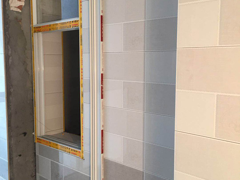 浴室墻磚更換：鋪瓷磚的順序其實也是有不少講究的，鋪地磚的時候應該從內向外貼，遇到坡度或者有地漏的地方，還要注意排水方向找坡；墻面磚的鋪貼應該從下向上進行。為了最后的鋪貼效果美觀，最底層的瓷磚要最后貼；墻面磚鋪貼結束以后還要壓地磚。
這里要注意的是，貼瓷磚的時候不能一面墻貼到頂，否則由于瓷磚較重容易引起脫落。鋪好了地磚盡量不要去踩。