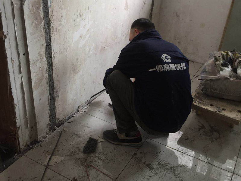 浴室墻磚更換：鋪瓷磚的順序其實也是有不少講究的，鋪地磚的時候應該從內向外貼，遇到坡度或者有地漏的地方，還要注意排水方向找坡；墻面磚的鋪貼應該從下向上進行。為了最后的鋪貼效果美觀，最底層的瓷磚要最后貼；墻面磚鋪貼結束以后還要壓地磚。 這里要注意的是，貼瓷磚的時候不能一面墻貼到頂，否則由于瓷磚較重容易引起脫落。鋪好了地磚盡量不要去踩。