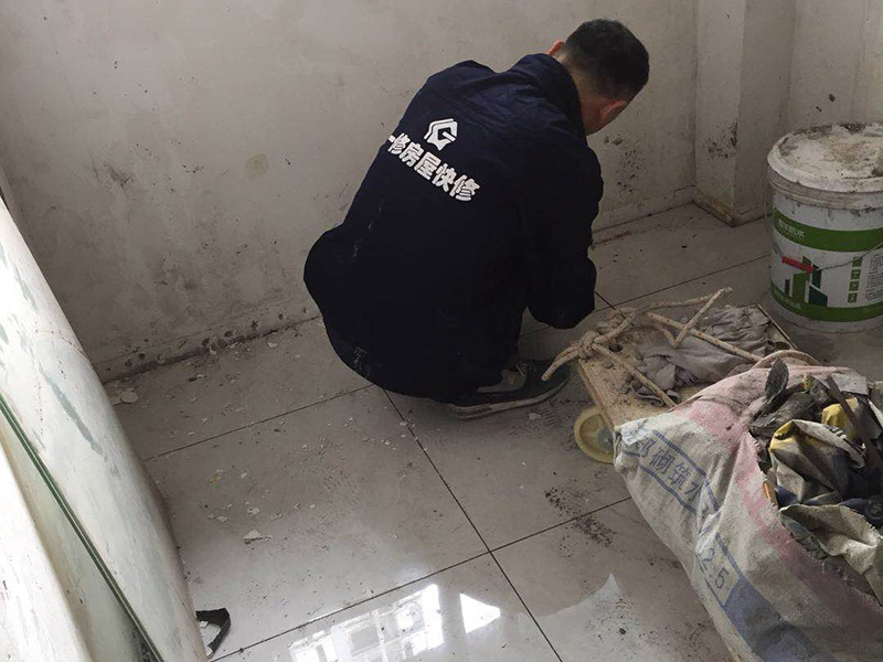 浴室墻磚更換：鋪瓷磚的順序其實也是有不少講究的，鋪地磚的時候應該從內向外貼，遇到坡度或者有地漏的地方，還要注意排水方向找坡；墻面磚的鋪貼應該從下向上進行。為了最后的鋪貼效果美觀，最底層的瓷磚要最后貼；墻面磚鋪貼結束以后還要壓地磚。 這里要注意的是，貼瓷磚的時候不能一面墻貼到頂，否則由于瓷磚較重容易引起脫落。鋪好了地磚盡量不要去踩。