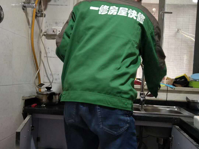 廚房水管打壓測試：1、直至管道內(nèi)充滿水,關(guān)閉排氣孔。2、逐步增加管道壓力(可觀察壓力表),增至到試驗(yàn)壓力并穩(wěn)壓30min,期間如壓力下降可注水補(bǔ)壓。但不得高于試驗(yàn)壓力。3、檢查管道接口、配件等處有無滲漏現(xiàn)象。如有滲漏,,應(yīng)中止試壓,查明原因并解決滲漏,再按步驟5進(jìn)行組織試壓。4、泄壓至最大試驗(yàn)壓力的50%;5、如果壓力穩(wěn)定在50%的最大工作壓力,甚至有壓力上升現(xiàn)象,表明無滲漏;6、再持續(xù)進(jìn)行外觀檢查90in,如仍無滲漏,則試壓合格。7、管道長度,根據(jù)實(shí)際情況采取,但最長不得長于500m;8、在管道兩端(已焊有PE法蘭盤)配裝密閉法蘭板,中間使用硅膠板作密封。用螺栓緊固,并配置球閥。一端為進(jìn)水口,一端為出水口(也做排氣孔)。9、在進(jìn)水口端,應(yīng)安裝上壓力表。