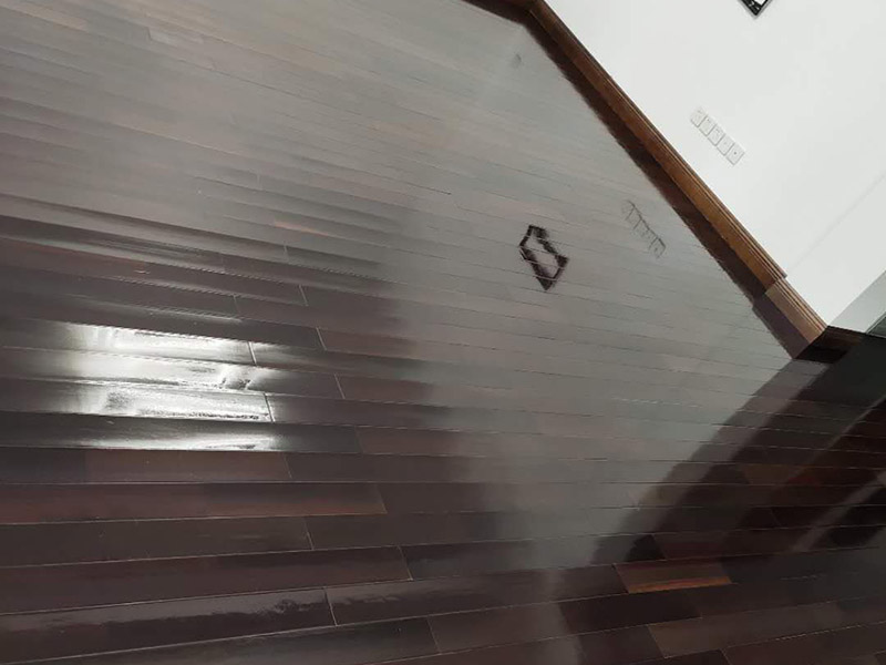 地板保養打蠟：首先不是所有的地板都是有需要打蠟保養的，強化地板就是不需要打蠟的。它是分為了耐磨層、基材層和底層三層結合成的。表層耐磨層為三氧化二鋁，具有較高的耐磨性和防護性，因此相對于實木等其他地板，強化地板的表層本身保護比較嚴實，不需要“多此一舉”。 很多人認為打蠟時，越多蠟越好，其實這個是很大的誤區。如果是用蠟過多，反而因為縫隙填滿太多而影響美觀，還有可能會造成也拋光不勻，直接影響了地板亮度。所以只要用適當的用一些蠟就夠了，而且地板打蠟也不是越頻繁越好，一般實木地板隔半年打一次即可。