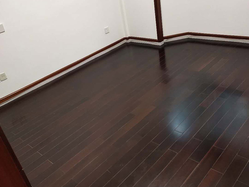 地板保養打蠟：首先不是所有的地板都是有需要打蠟保養的，強化地板就是不需要打蠟的。它是分為了耐磨層、基材層和底層三層結合成的。表層耐磨層為三氧化二鋁，具有較高的耐磨性和防護性，因此相對于實木等其他地板，強化地板的表層本身保護比較嚴實，不需要“多此一舉”。 很多人認為打蠟時，越多蠟越好，其實這個是很大的誤區。如果是用蠟過多，反而因為縫隙填滿太多而影響美觀，還有可能會造成也拋光不勻，直接影響了地板亮度。所以只要用適當的用一些蠟就夠了，而且地板打蠟也不是越頻繁越好，一般實木地板隔半年打一次即可。