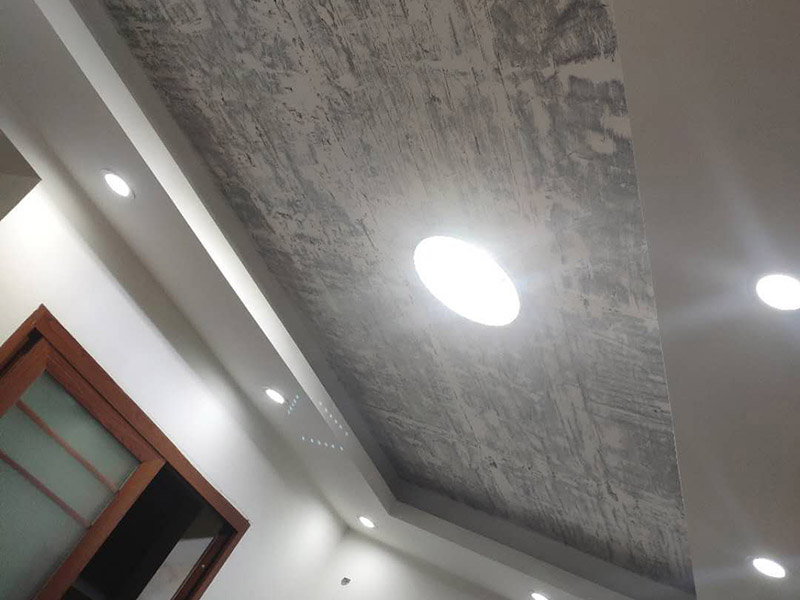 客廳頂面粉刷翻新：首先做基層處理：用膩子做墻面基層弄平。 接著要選擇一款質量信得過的乳膠漆底漆。最后進行墻布基膜的涂刷。做完這些，就可以在墻面上粘貼喜的壁紙了。 刷基膜的好處還在于以后換壁紙后方便，舊壁紙撕下后，墻面完好。它能滲入基面，使基面更堅固、耐久，同時又不受基面、水分、潮氣及堿性物質的影響，不致基面粉化。 水泥墻面也不可以直接刷涂料。即使墻面摸起來十分平滑，如果墻面沒有進行處理，直接刷涂料的話以后會出現裂痕、起皮、空鼓的現象。而且直接涂刷涂料，會蓋不住水泥墻的底色。 所以要先在水泥墻面涂刷界面劑，然后再進行找平處理，確定墻面的平整度小于4mm。最后在批刮兩遍耐水膩子。批刮完耐水膩子之后，粉刷涂料就好。膩子可以遮蓋水泥的灰色。