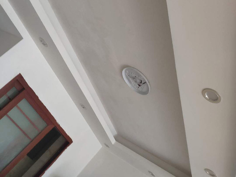 客廳頂面粉刷翻新：首先做基層處理：用膩子做墻面基層弄平。 接著要選擇一款質量信得過的乳膠漆底漆。最后進行墻布基膜的涂刷。做完這些，就可以在墻面上粘貼喜的壁紙了。 刷基膜的好處還在于以后換壁紙后方便，舊壁紙撕下后，墻面完好。它能滲入基面，使基面更堅固、耐久，同時又不受基面、水分、潮氣及堿性物質的影響，不致基面粉化。 水泥墻面也不可以直接刷涂料。即使墻面摸起來十分平滑，如果墻面沒有進行處理，直接刷涂料的話以后會出現裂痕、起皮、空鼓的現象。而且直接涂刷涂料，會蓋不住水泥墻的底色。 所以要先在水泥墻面涂刷界面劑，然后再進行找平處理，確定墻面的平整度小于4mm。最后在批刮兩遍耐水膩子。批刮完耐水膩子之后，粉刷涂料就好。膩子可以遮蓋水泥的灰色。