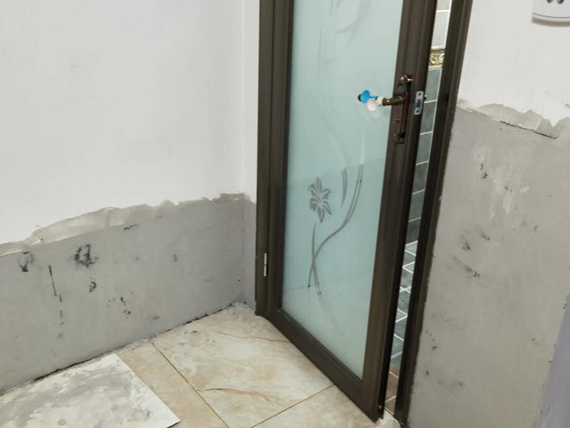 墻裙重新刮膩子翻新：我們鏟墻一般要鏟到抹灰層，然后檢查裂縫，常規來說，裂縫一般都選用牛皮紙帶或者防裂網格貼住裂縫。貼完之后要用界面劑把墻面基層處理一遍，作用就是讓后刮的膩子能更好的和以前的原有墻面粘合。刮膩子最好選顆粒細度較高和質地較硬的膩子。刮膩子的時候要注意，刮涂的時候要均勻，上一遍施工之后要等這層徹底干透之后才能進行下一步的施工。墻面翻新刮膩子之后就是打磨，要對墻面打磨找平，先是用石膏對膩子進行修補然后用砂紙打磨。