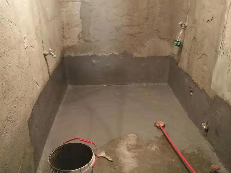 衛(wèi)生間刷防水：首先要進(jìn)行地面處理，確保地面干凈，沒有任何雜物污染，基層表面堅實，無脫皮等現(xiàn)象，我們還要進(jìn)行地面找平，保證地面平整，沒有較大的缺陷和補痕。一般來說，衛(wèi)生間的防水要做到180厘米，非淋浴墻面防水不能低于35厘米。小編建議防水統(tǒng)一做到180厘米。刷涂料不僅要注意高度，還有注意涂刷的厚度，國家規(guī)定防水涂料要涂到1.5毫米厚。防水涂料是要刷兩遍，第二遍涂料是要等第一遍涂料干透之后才能開始刷。