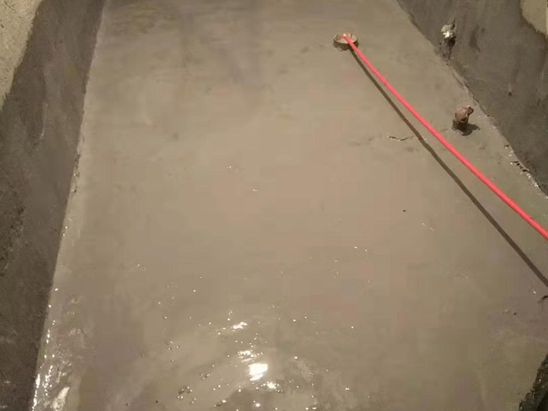 衛(wèi)生間刷防水：首先要進(jìn)行地面處理，確保地面干凈，沒有任何雜物污染，基層表面堅實，無脫皮等現(xiàn)象，我們還要進(jìn)行地面找平，保證地面平整，沒有較大的缺陷和補痕。一般來說，衛(wèi)生間的防水要做到180厘米，非淋浴墻面防水不能低于35厘米。小編建議防水統(tǒng)一做到180厘米。刷涂料不僅要注意高度，還有注意涂刷的厚度，國家規(guī)定防水涂料要涂到1.5毫米厚。防水涂料是要刷兩遍，第二遍涂料是要等第一遍涂料干透之后才能開始刷。